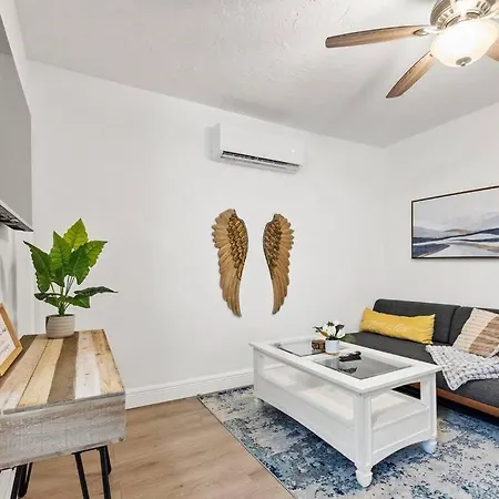 Intimate Casita Mia Minutes Away From Airport, Calle 8, Brickell, Coral Gables, The Beach And More!